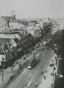 874819 Overzicht van het noordoostelijk deel van het Vredenburg te Utrecht, vanaf het Eerste Jaarbeursgebouw. Links op ...